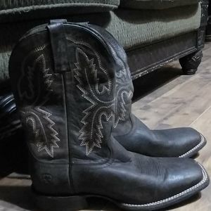 Sz 9.5 Ariat Boots.